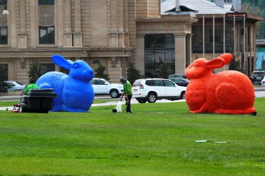 Bakü, Azerbaycan - 24 Nisan 2017: Haydar Aliyev Merkezi yakınlarındaki peyzaj tasarım unsurları olarak büyük renkli tavşan, bina dünyaca ünlü mimar Zaha Hadid tarafından tasarlanmıştır.
