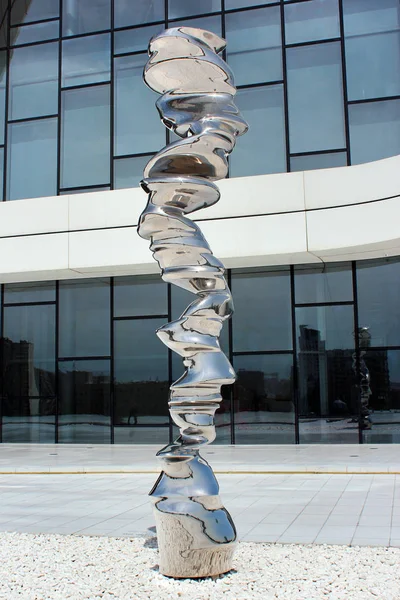 Bakü, Azerbaycan - 24 Nisan 2017: İngiliz heykeltıraş Tony Cragg Haydar Aliyev Merkezi, Bakü, Azerbaycan, soyut heykel