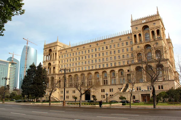 Baku Azerbaijan April 2017 Baukräne Mit Regierungsgebäude Und Flammentürmen Die — Stockfoto