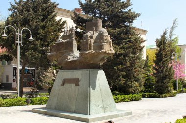 Bakü, Azerbaycan - 24 Nisan 2017: Kızlık kulede Bakü ve Kremlin Rus Astrahan şehri iki ülke ve Hazar Denizi kıyısında iki kıyı şehirleri arasında dostluk sembolü olarak. Natiq Əliyev tarafından heykel.