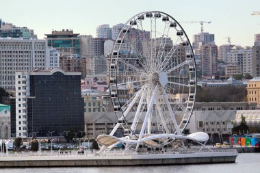 Bakü, Azerbaycan - 26 Nisan 2017: Waterfront Bakü, Azerbaycan şehir.