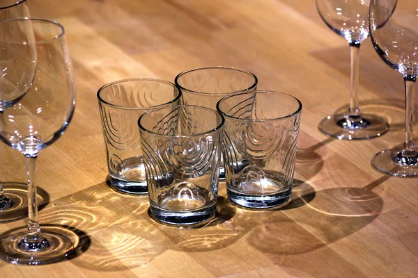 テーブルに空のワイン グラス — ストック写真