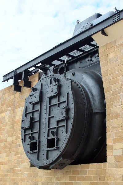 Baku, Azerbaijão - 26 de abril de 2017: Old power turbine at Baku Art — Fotografia de Stock