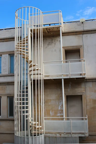 Açık Sarmal Merdivenler Yangın Merdivenleri — Stok fotoğraf