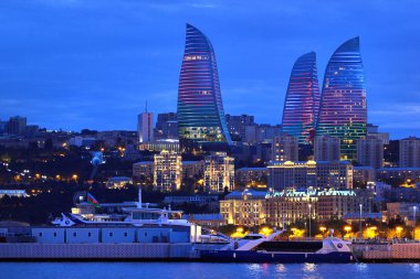 Bakü, Azerbaycan - 27 Nisan 2017: Seaside Bakü Bulvarı, alev kuleleri gökdelenler ve Başkan Yönetim Binası dusk içinde. Şehir waterfront ve Azeri sermayenin ana yapılar.