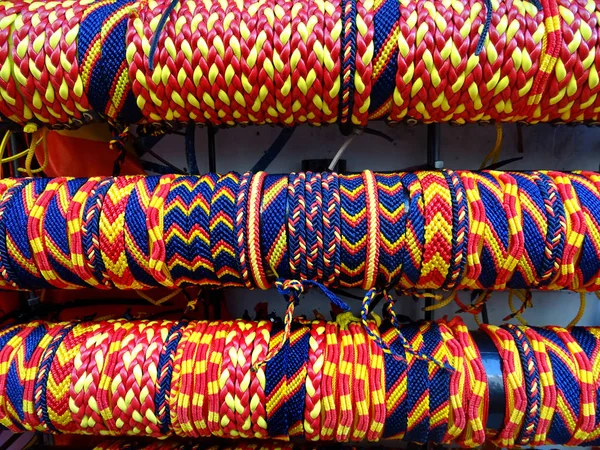 Bunte Armreifen und Armbänder auf einem Straßenmarkt — Stockfoto
