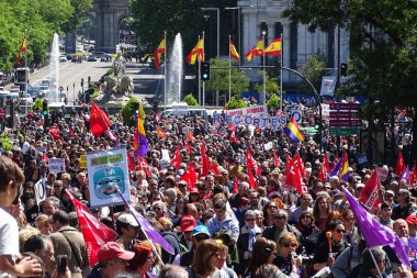 İspanya komünist parti ve sendika merkezi Madrid gösteri üstünde Uluslararası İşçi Bayramı.