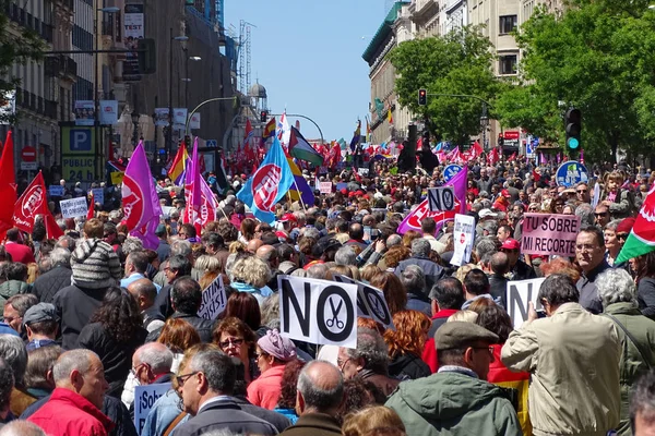 Demonstratie van de communistische partij van Spanje en de vakbonden in het centrum van Madrid op de International Workers dag. — Stockfoto