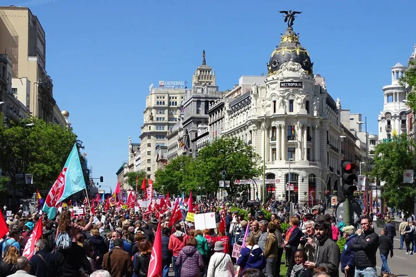 Demonstration av Spaniens kommunistiska parti och fackföreningar i centrala Madrid International Workers' dag. — Stockfoto