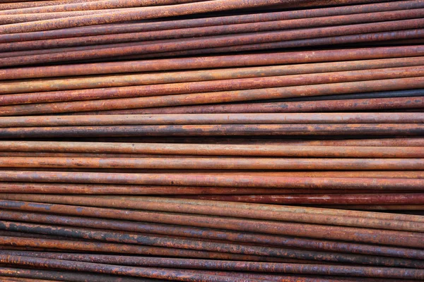 Pilha de tubos de metal enferrujado como fundo industrial — Fotografia de Stock
