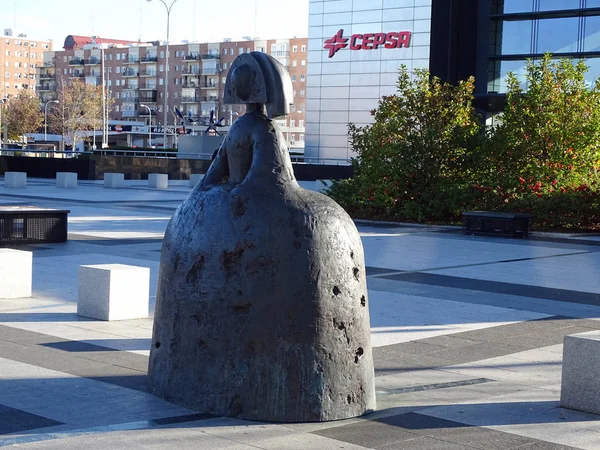 Madrid, Spanien - 18 December 2016: Skulptur i Cuatro Torres — Stockfoto