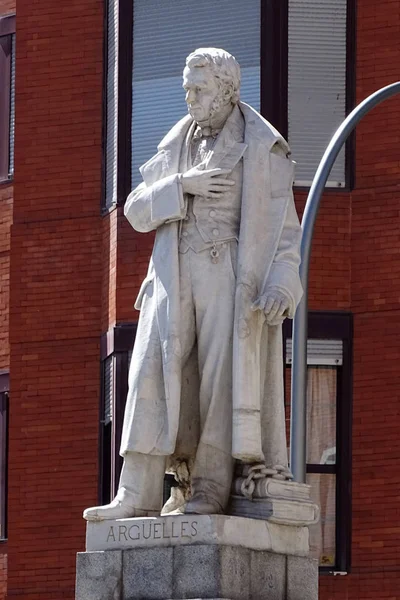 Madrid, spanien - 1. mai 2017: denkmal für agustin arguelles, a sp — Stockfoto