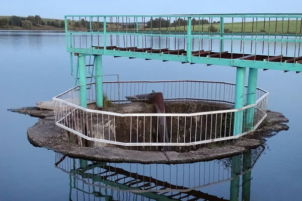 Water reservoir overflow drainage system