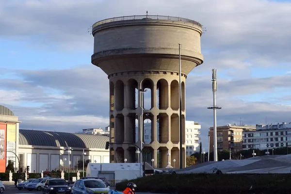 Historická vodárenská věž na náměstí Plaza Castilla, Madrid — Stock fotografie