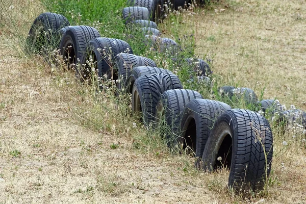 Emanet sınır eski lastik lastik yapılmış bir go-kart yolda — Stok fotoğraf