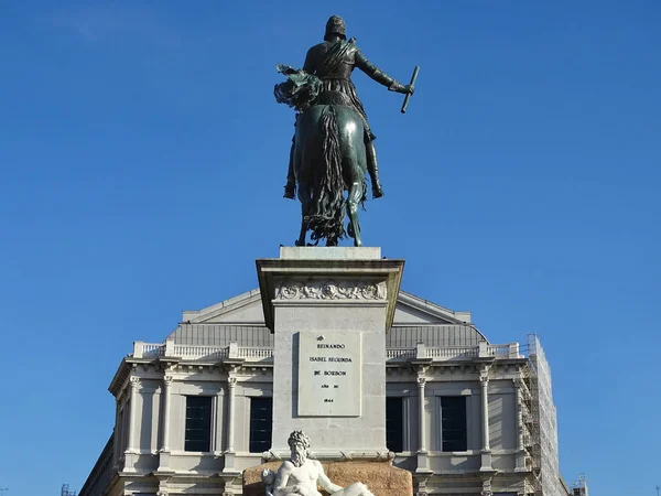 Estátua equestre de Filipe IV de Pietro Tacca em frente ao Palácio Real de Madrid na Plaza de Oriente em Madrid, Espanha . — Fotografia de Stock
