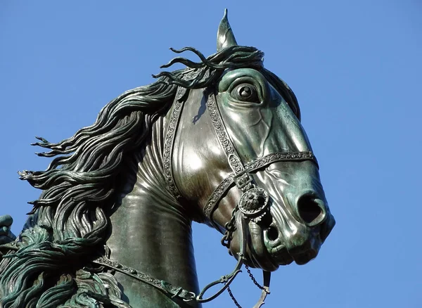 Detalhe da estátua equestre de Filipe IV por Pietro Tacca em frente ao Palácio Real de Madrid na Plaza de Oriente em Madrid, Espanha . — Fotografia de Stock