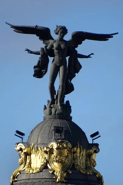 Escultura na cúpula do edifício histórico de escritórios Metropolis, Madrid — Fotografia de Stock