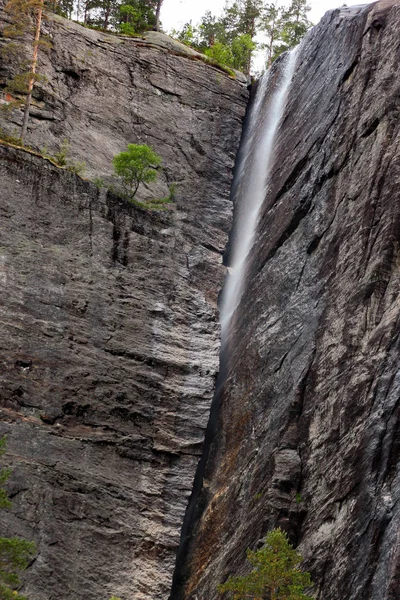 Una cascata nello stretto anfratto, Norvegia meridionale — Foto Stock