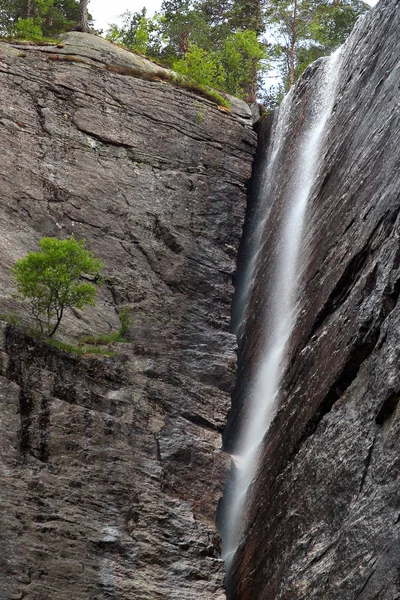 Una cascata nello stretto anfratto, Norvegia meridionale — Foto Stock