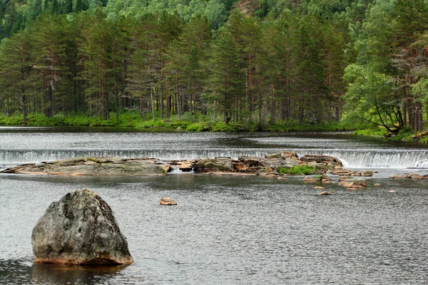 Каскады воды на реке Сира в Сирдале, Норвегия . — стоковое фото
