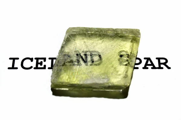 Refração dupla de texto em cristal de lombada da Islândia . — Fotografia de Stock