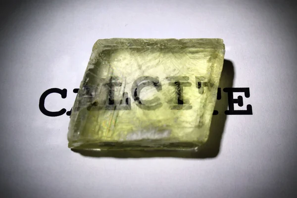 冰原晶石晶体中文本的双重折射. — 图库照片