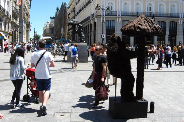 A Puerta del Sol, uma praça pública em Madrid, um dos lugares mais conhecidos e movimentados da cidade . — Fotografia de Stock