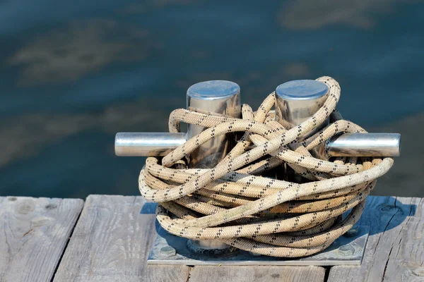 Glänsande metall pollare på en brygga — Stockfoto