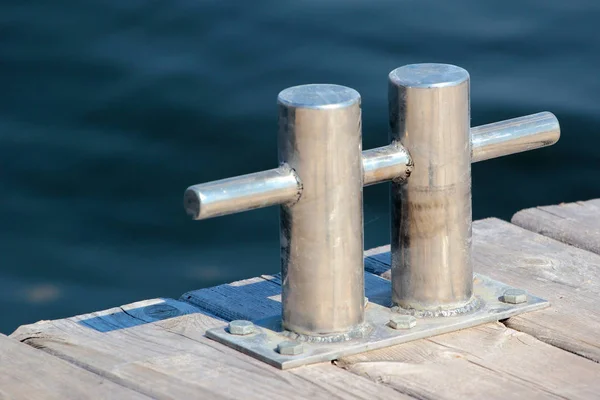 桟橋の光沢のある金属柱 — ストック写真