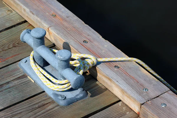 桟橋のロープが付いている金属のボラード — ストック写真