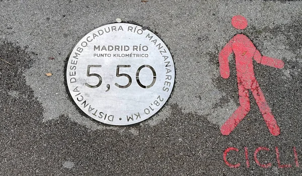 Segnaletica nel parco di Madrid Rio vicino al fiume Manzanares, Madrid, Spagna — Foto Stock