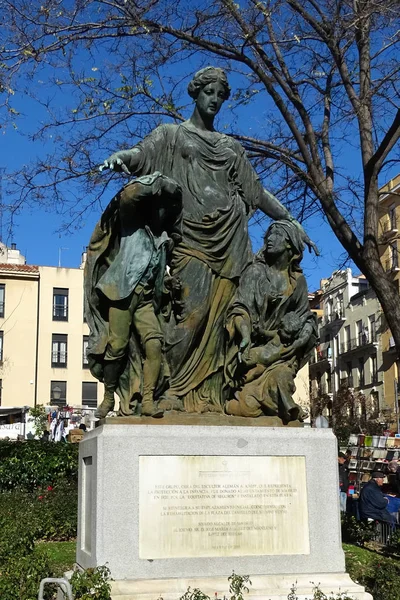 Monumento "La Proteccion a la Infancia" dello scultore tedesco Knipp, situato in Plaza del Campillo del Mundo Nuevo, vicino alla piazza del mercato El Rastro . — Foto Stock