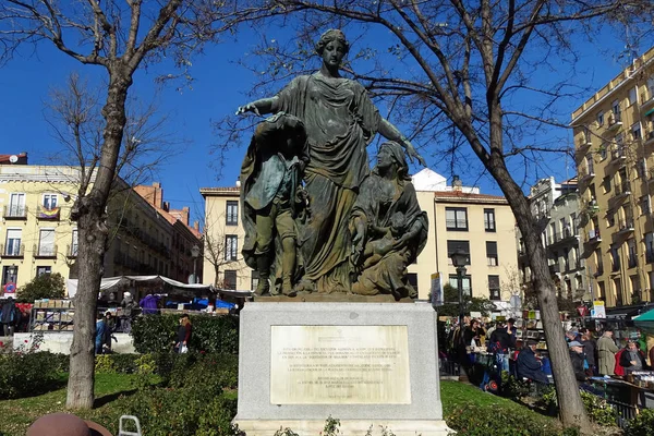 Monument "La Proteccion a la Infancia" (skyddet av barndomen) av den tyska skulptören Knipp, som ligger i Plaza del Campillo del Mundo Nuevo, nära El Rastro Market Square. — Stockfoto