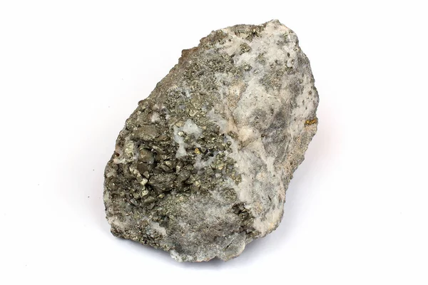 Mineral de calcopirita sobre fondo blanco — Foto de Stock