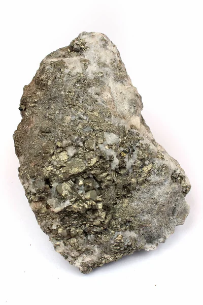 Mineral de calcopirita sobre fondo blanco — Foto de Stock