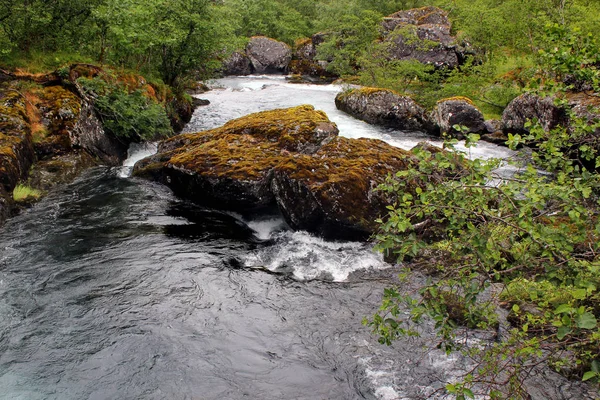 Fluss bondhuselva fließt aus See bondhus in folgefonna nati — Stockfoto