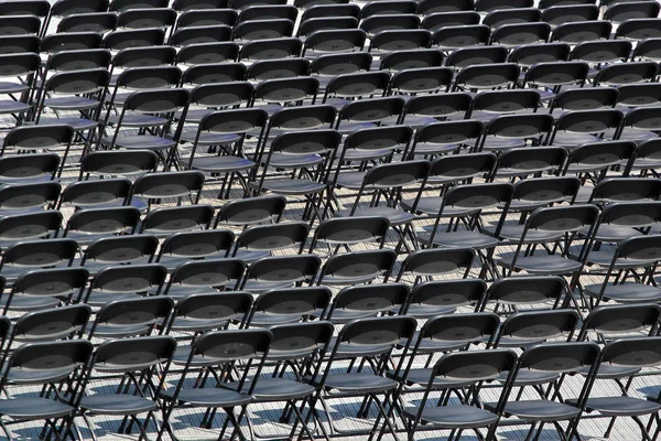 Πολλαπλές καρέκλες υπαίθρια, πολλές μαύρες πλάτες καρεκλών — Φωτογραφία Αρχείου