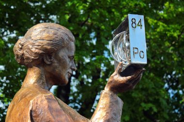 Varşova, Polonya - 1 Mayıs 2019: Marie Sklodowska Curie Anıtı