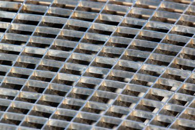 Arka plan olarak demir oluk ızgaraları ve metal havalandırma ızgaraları