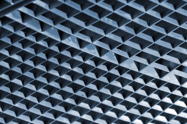 Arka plan olarak demir oluk ızgaraları ve metal havalandırma ızgaraları