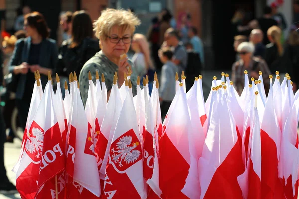 Varsavia, Polonia - 1 maggio 2019: Bandiere polacche ricordo in una strada — Foto Stock