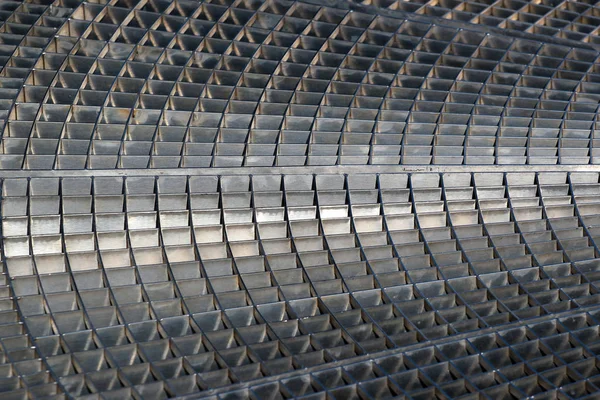 Griglie di grondaia in ferro e griglie di sfiato in metallo come sfondo — Foto Stock