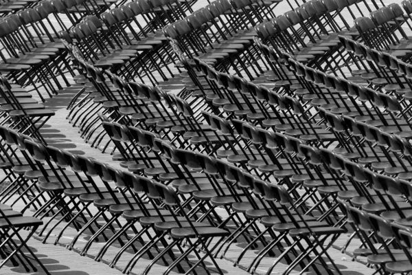 Несколько стульев на открытом воздухе, много черных кресел спины — стоковое фото
