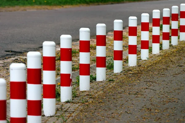 Strisce rosse e bianche posti di sicurezza lungo la strada — Foto Stock