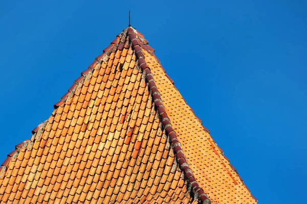 Telha vermelha telhado piramidal de uma torre — Fotografia de Stock