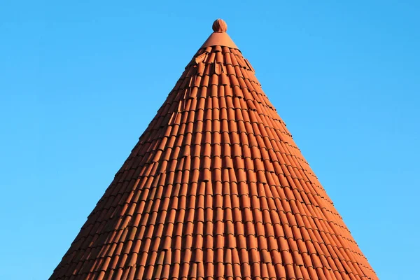 Czerwony dachowy stożkowy dach wieży — Zdjęcie stockowe