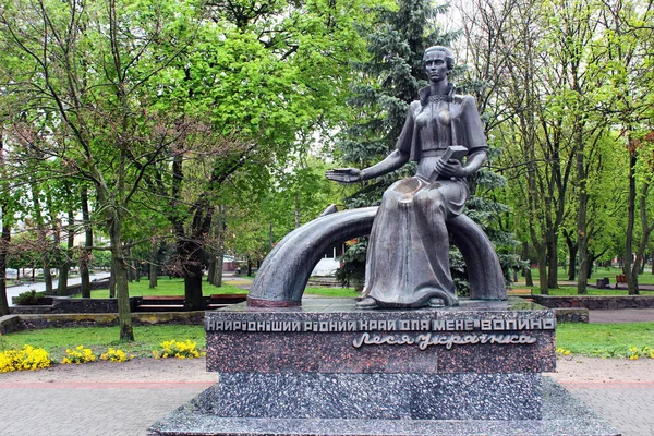 Ковель, Україна-30 квітня 2019: пам'ятник Лесі Українки, один — стокове фото