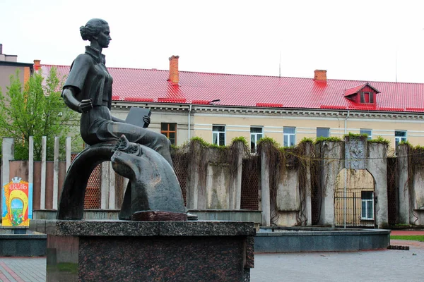 Monumento a Lesya Ukrainka, uma das principais escritoras da literatura ucraniana, mais conhecida por seus poemas e peças de teatro . — Fotografia de Stock