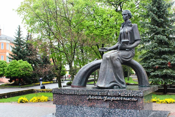 Monumento a Lesya Ukrainka, una de las principales escritoras de literatura ucraniana, mejor conocida por sus poemas y obras . —  Fotos de Stock